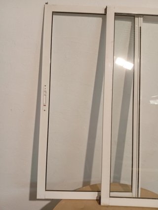 Ventana aluminio blanca.