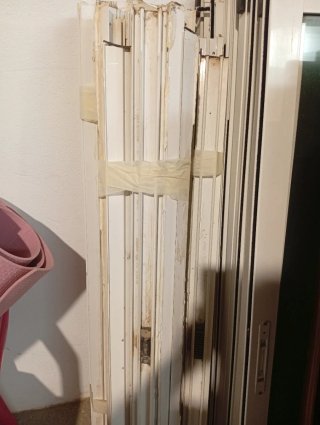 Ventana aluminio blanca.
