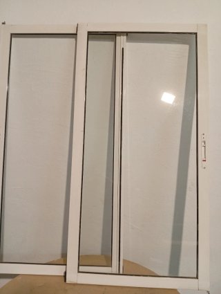 Ventana aluminio blanca.