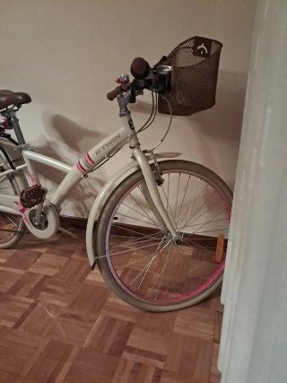 Bicicleta blanca con cesta y casco