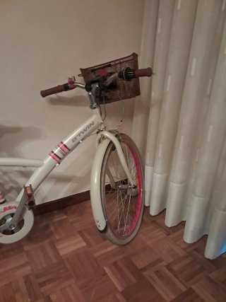 Bicicleta blanca con cesta y casco