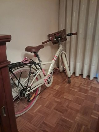 Bicicleta blanca con cesta y casco