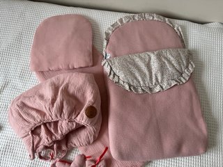 Saco y cubre capazo bebé rosa
