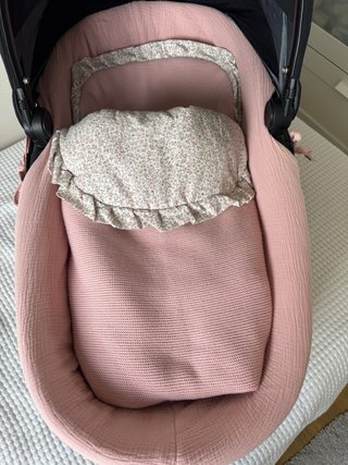 Saco y cubre capazo bebé rosa