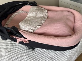 Saco y cubre capazo bebé rosa