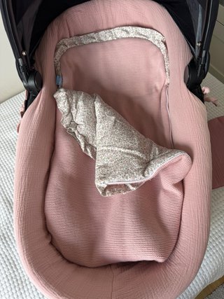 Saco y cubre capazo bebé rosa