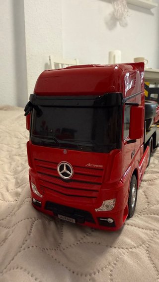Camión RC Mercedes-Benz Actros + Coche Deportivo