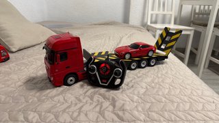 Camión RC Mercedes-Benz Actros + Coche Deportivo