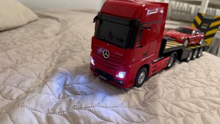 Camión RC Mercedes-Benz Actros + Coche Deportivo