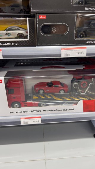 Camión RC Mercedes-Benz Actros + Coche Deportivo