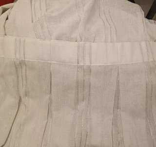 Cortinas de tablas doradas y blancas