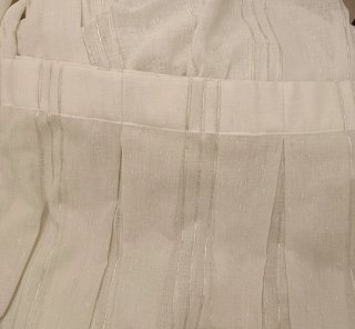Cortinas de tablas doradas y blancas