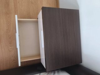 Mesitas de noche blancas y marrones