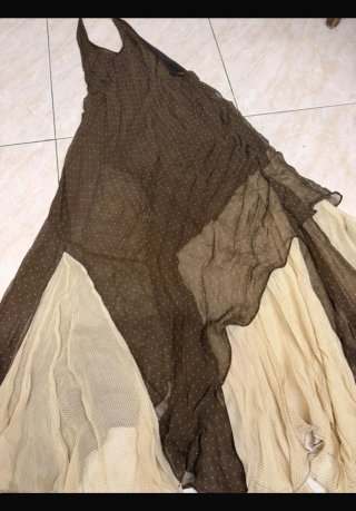 vestido asimétrico de contraste