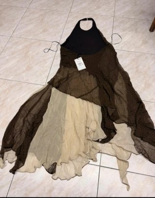 vestido asimétrico de contraste