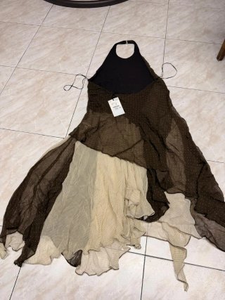 vestido asimétrico de contraste