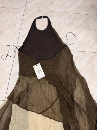 vestido asimétrico de contraste