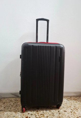 Maleta de viaje negra con detalles rojos. Medidas
