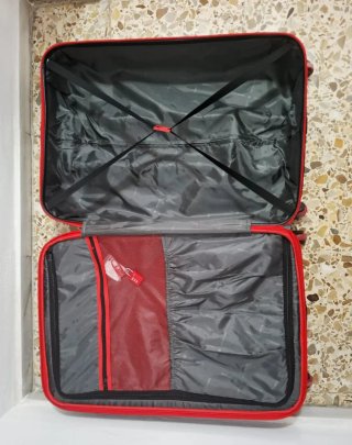 Maleta de viaje negra con detalles rojos. Medidas