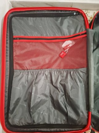 Maleta de viaje negra con detalles rojos. Medidas