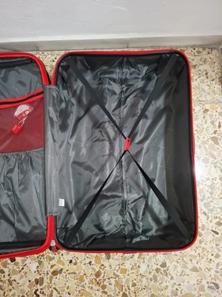 Maleta de viaje negra con detalles rojos. Medidas