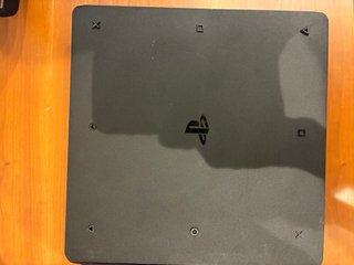 PS4 (PlayStation 4) con un mando.