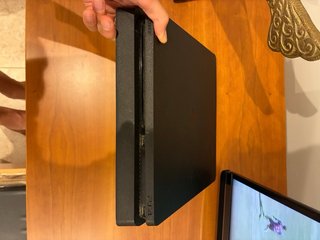 PS4 (PlayStation 4) con un mando.