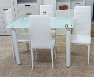 Mesa comedor + 4 sillas Blancas. Cómoda. ¡OFERTA!
