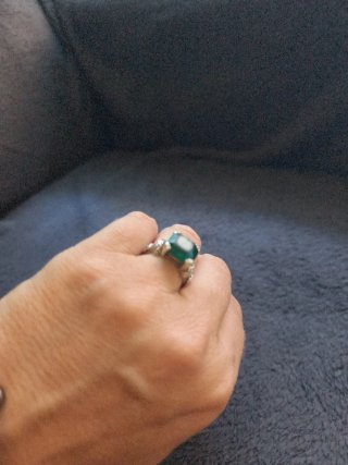 Anillo de plata con piedra verde