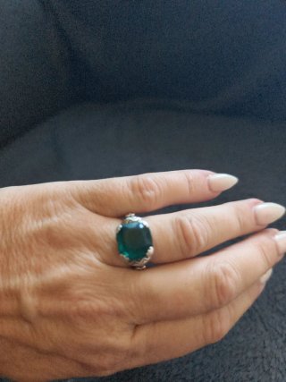 Anillo de plata con piedra verde