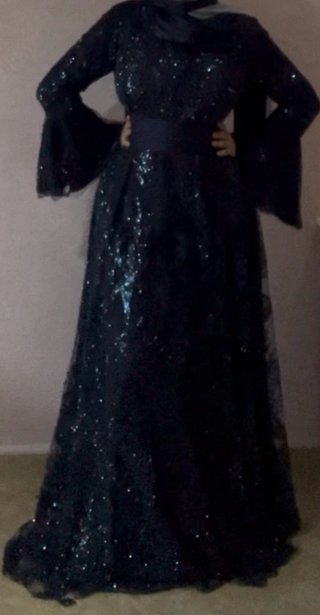 Vestido de fiesta azul oscuro con pedrería