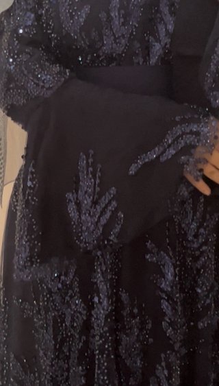 Vestido de fiesta azul oscuro con pedrería