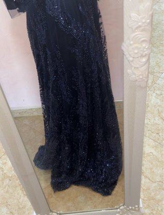 Vestido de fiesta azul oscuro con pedrería