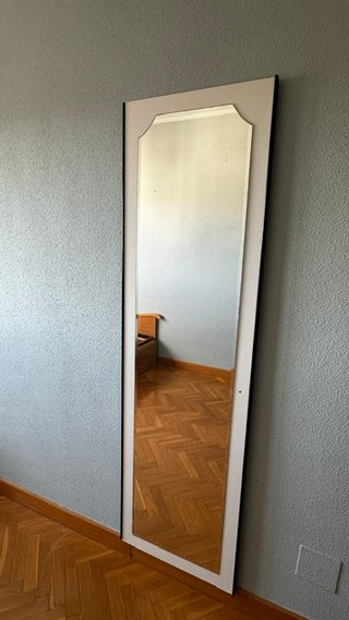 Dormitorio con cama nido, escritorio y espejo.