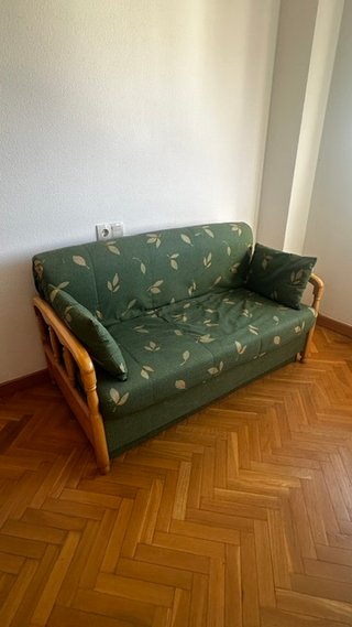 Dormitorio con cama nido, escritorio y espejo.