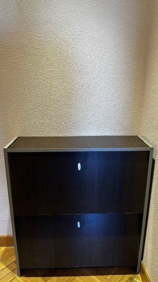 Dormitorio con cama nido, escritorio y espejo.