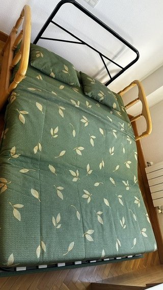 Dormitorio con cama nido, escritorio y espejo.