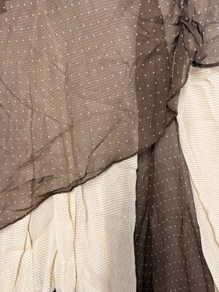 vestido asimétrico de contraste