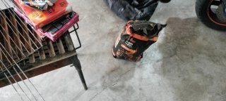 Barbacoa de metal y madera Con  pastillas y carbon