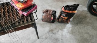 Barbacoa de metal y madera Con  pastillas y carbon