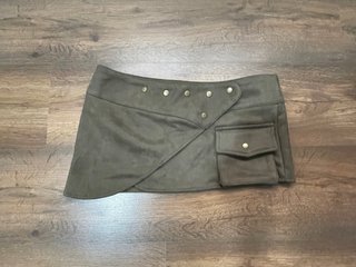 Falda verde militar con bolsillos