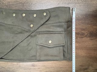 Falda verde militar con bolsillos