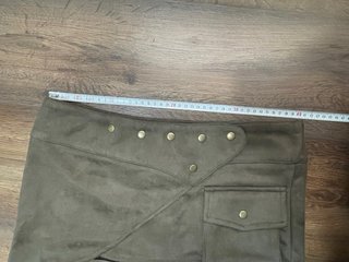 Falda verde militar con bolsillos