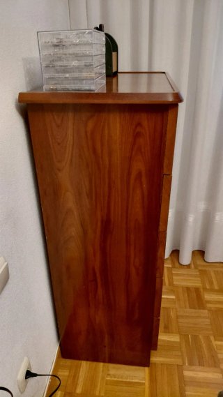 Sinfonier de madera con tiradores dorados