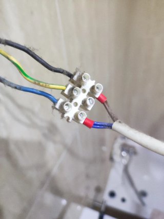 Espejo de baño con aplique metálico