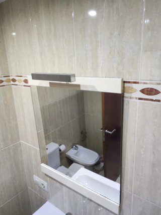 Espejo de baño con aplique metálico