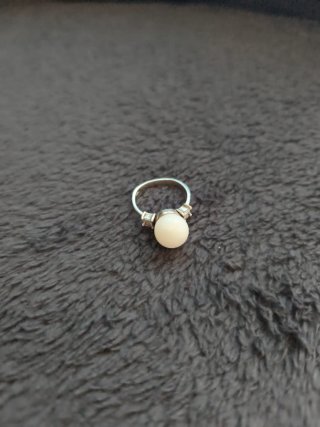 Anillo de plata con perla