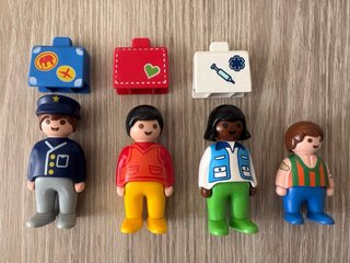 Lote Playmobil 4 figuras y maletas