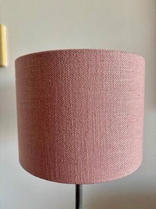 Lámpara de mesa tela rosa y madera
