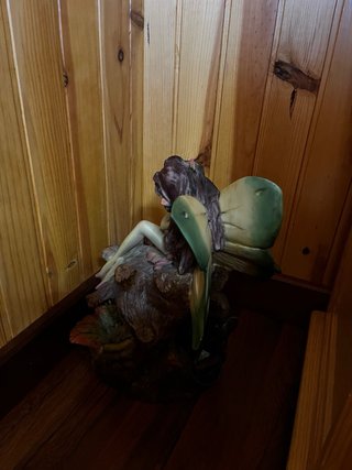 Fuente decorativa de agua con hada y bomba